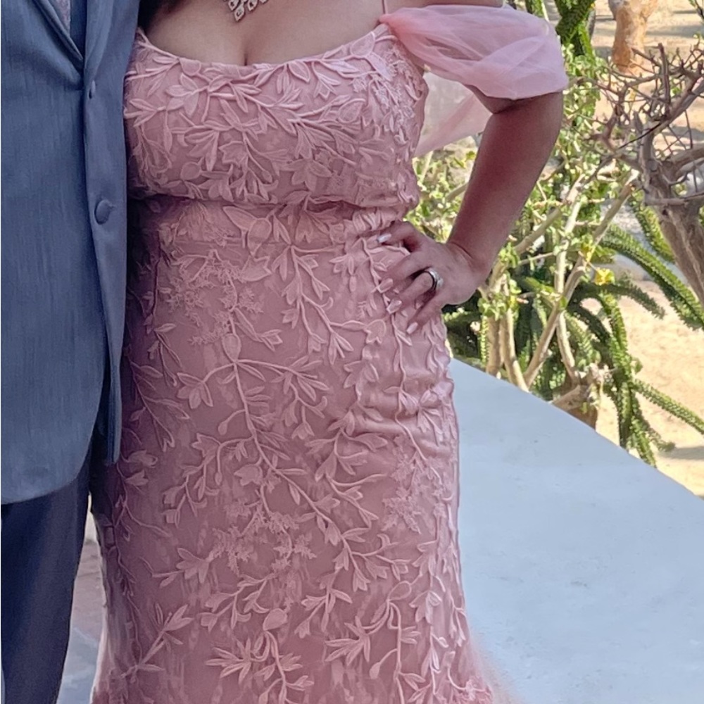 Elegant beautiful dress size M I’m size 4   4.10” h